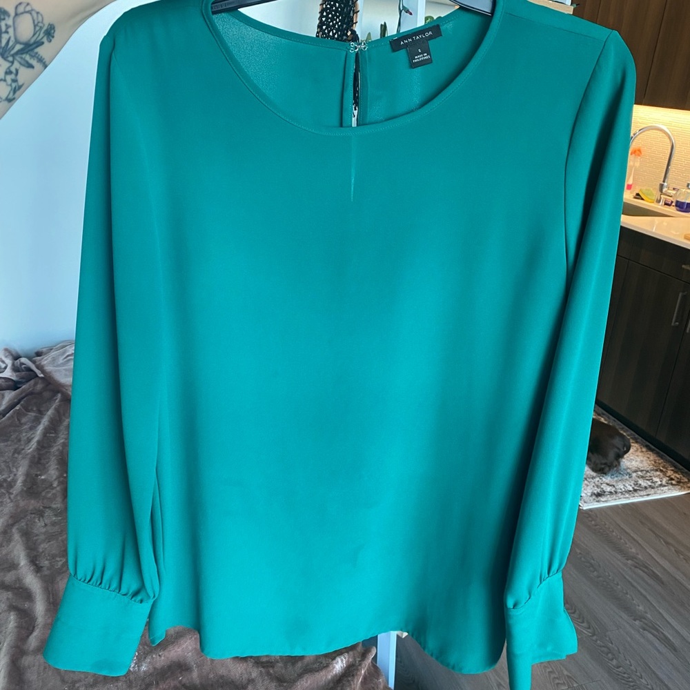 Ann Taylor Kelly green long sleeve blouse size small